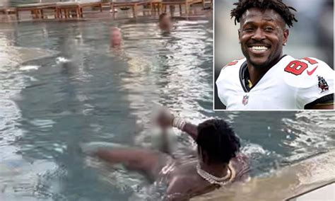 Video: Antonio Brown exposes himself to stunned guests in hotel。